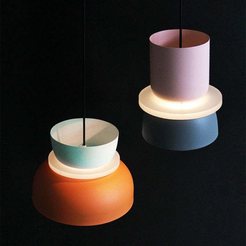 Lampa wisząca Sarin w kontrastowych kolorach