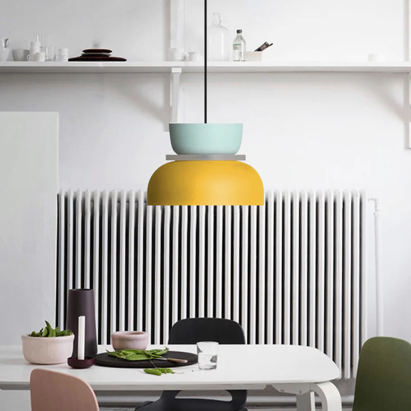 Lampa wisząca Sarin w kontrastowych kolorach