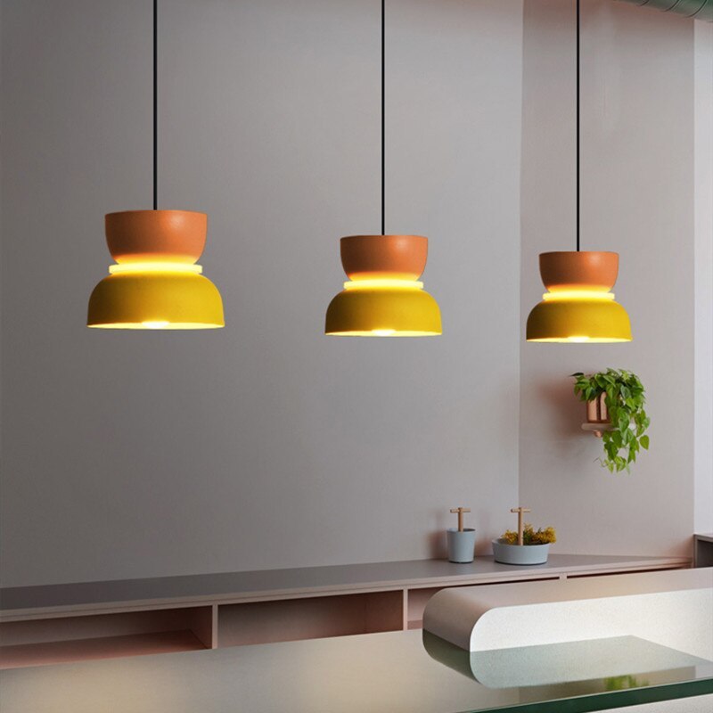 Lampa wisząca Sarin w kontrastowych kolorach