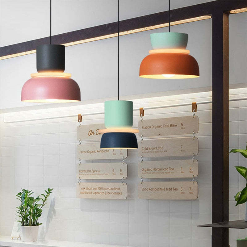 Lampa wisząca Sarin w kontrastowych kolorach